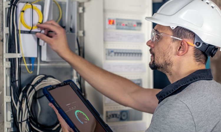 Stara instalacja elektryczna &ndash; po czym poznać, że wymaga modernizacji